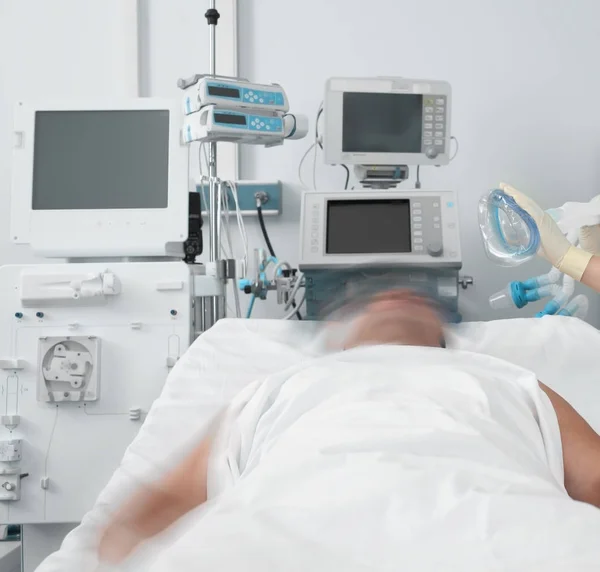 Maschio paziente resiste l'infermiera mettendo una maschera respiratoria su di lui — Foto Stock
