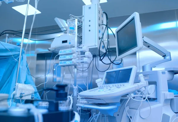 Medische ingreep kamer voorzien van diverse apparatuur — Stockfoto