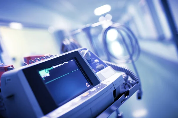 Rak linje med inga EKG-vågor på monitorn i sjukhus d — Stockfoto