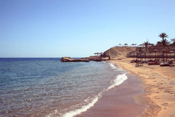 Beach with sun loungers on the seachore — Stock Photo, Image