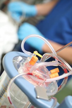 Backgro üzerinde içinde kan izleri ile plastik Toplayıcı