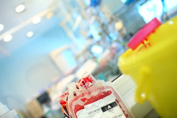 使用される血のパッケージと明るい色の医学的背景 — ストック写真