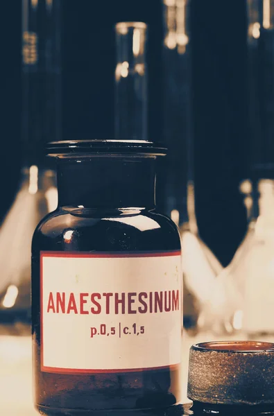 老玻璃标签瓶与题字 "Anaesthesinum" — 图库照片