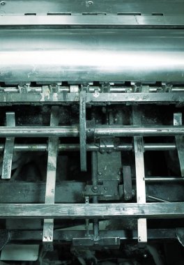 Dağınık detayları ile eski bir motor mekanik parçası