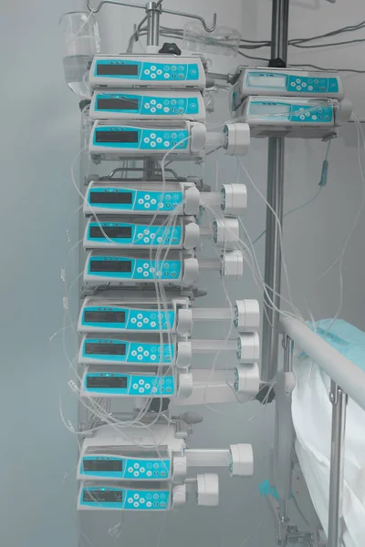 Dispositifs automatiques de perfusion de médicaments en pile dans la chambre d'hôpital — Photo
