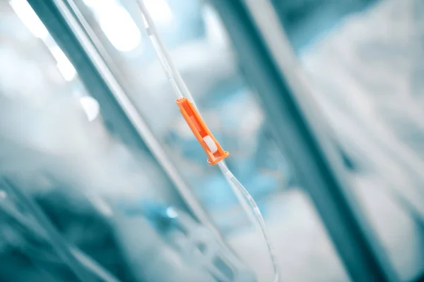 Sistema de goteo médico en la sala de hospital borrosa — Foto de Stock