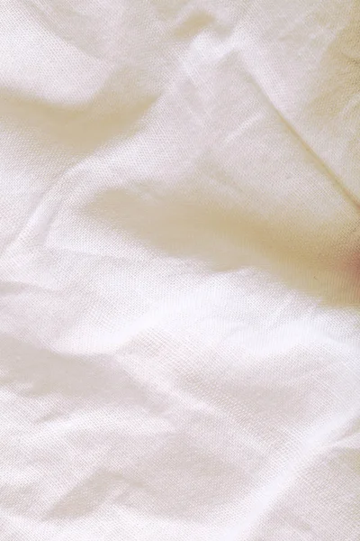 Branco crumpled têxtil como um fundo texturizado com espaço para y — Fotografia de Stock