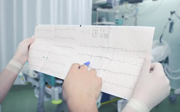 Dos Médicos Que Leen Tabla Ecg Unidad Cuidados Intensivos Junto — Foto de Stock