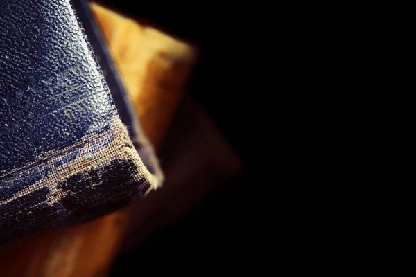 Siyah Arka Planda Izole Edilmiş Hırpalanmış Eski Kitaplar — Stok fotoğraf