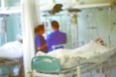 Gelişmiş donanımlı yoğun bakım ünitesinde hasta başucunda tıbbi personel var..