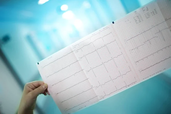 Gráfico Ecg Manos Los Médicos Contra Largo Pasillo Del Hospital — Foto de Stock