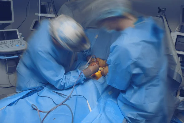 Equipo Cirujanos Trabajando Duro Mesa Operaciones — Foto de Stock