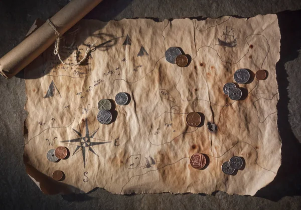 Αρχαία Χάρτη Από Πέτρινο Τραπέζι Πολλές Διαφορετικές Παλιά Νομίσματα Αυτό — Φωτογραφία Αρχείου