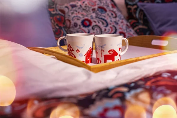 Две Милые Чашки Кофе Подносе Постели Комфорт Тепло Рождества Традиционный — стоковое фото