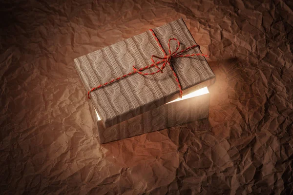 Pudełko Wieczkiem Słoik Środku Jasne Światło Niespodzianka Spełnienie Marzeń Pragnień — Zdjęcie stockowe
