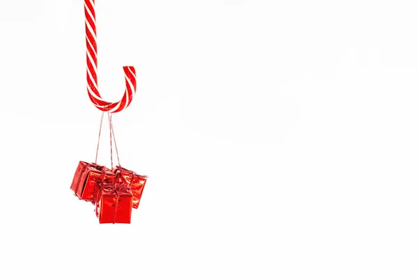 Traditionelle Rot Gestreifte Bonbons Mit Drei Kleinen Roten Geschenkboxen — Stockfoto