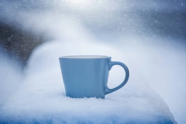 모금의 뜨거운 음료는 겨울의 있습니다 — 스톡 사진