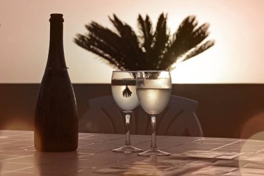 2020 numaralı Noel arkaplanı ışıltı, konfeti, maytap ve yansıma ile mavi