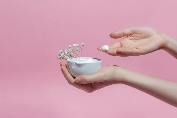 Open Jar Body Cream Face Cream Female Hands Pink Background — Stok fotoğraf