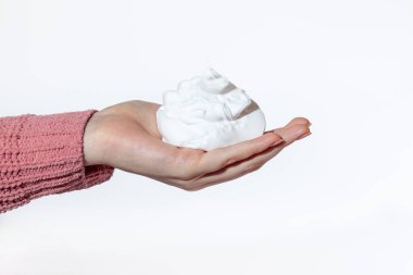 Beyaz köpüklü el köpüğü, saç köpüğü, beyaz desenli el sabunu dolu, beyaz arka planda izole edilmiş, tamamen klima dolu.