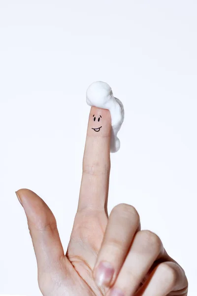 女性的手放在白色的背景上 微笑涂在手指上 泡沫涂在手指上 — 图库照片