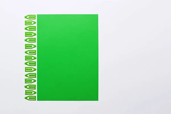 Зеленый Лист Бумаги Ряд Скрепок Слева Канцелярский Фон — стоковое фото
