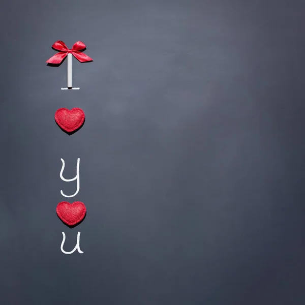 两个红色的纹理的心脏在一个黑色粉笔板和画的男人的形象 象征着一对恋人的爱情 你愿意嫁给我吗 — 图库照片