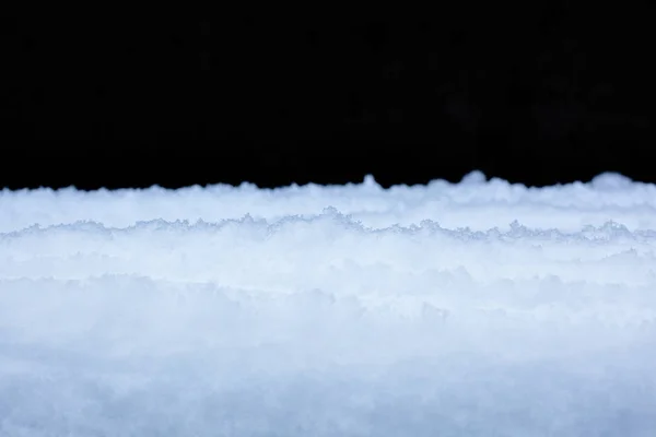 雪のドリフト黒い背景に雪のテクスチャ寒さ雪の柔らかい背景 — ストック写真