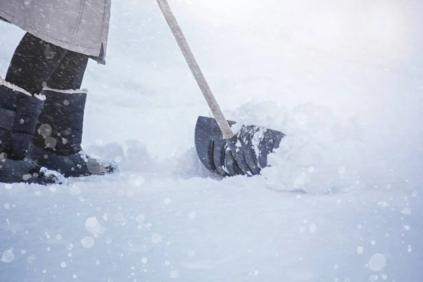 Γυναίκα Σκάβει Χιόνι Φτυάρι Καθαρίζω Πεζοδρόμιο Και Δρόμο Από Χιόνι — Φωτογραφία Αρχείου