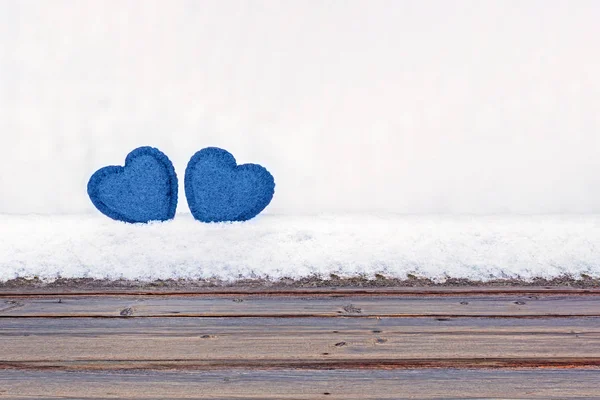 Téli Háttér Egy Asztal Két Kék Kézzel Készített Szív Hóban — Stock Fotó