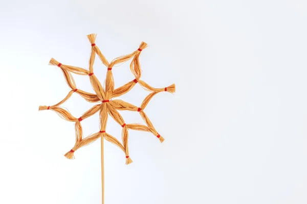 Umweltfreundliches Strohspielzeug Für Kinder Naturmaterialien Handgefertigt Symbol Der Sonne Amulett — Stockfoto