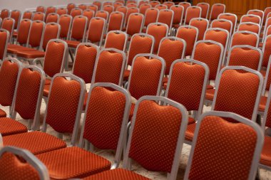 Boş sıralar dolusu rahat turuncu sandalyeler, toplantı salonu, konferanslar, etkinlikler, seminerler, çalışma, çalışma