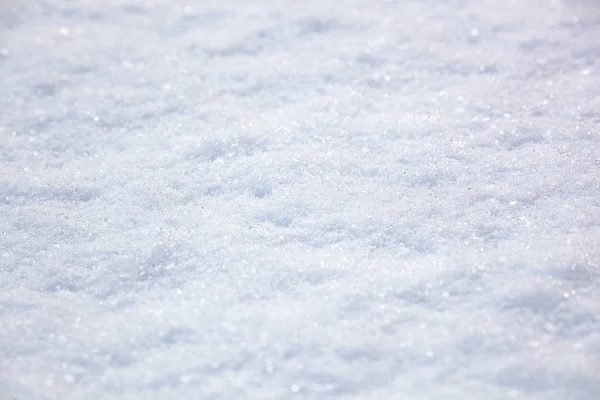 白い緩んだ雪の質感太陽光氷の輝き冬の背景 — ストック写真