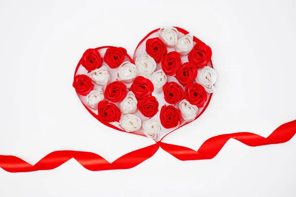 Srdce Červené Hedvábné Stuhy Naplněné Bílými Červenými Růžemi Bílém Pozadí — Stock fotografie
