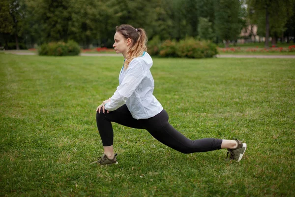 Chica Parque Hierba Hace Estiramiento Estilo Vida Deportivo —  Fotos de Stock