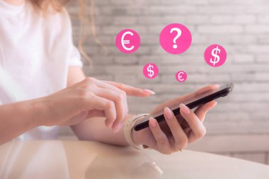 telefon kadınların elinde, para birimi işaretleri, soru işareti, ticaret, yatırım, mobil banka