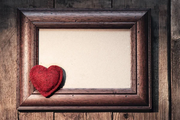 Viejo Marco Madera Una Pared Madera Estilo Rústico Corazón Rojo — Foto de Stock