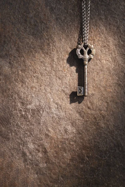 Vintage Key Hanging Chain Wall Background Shadow Wall Retro Style — Stock Photo, Image