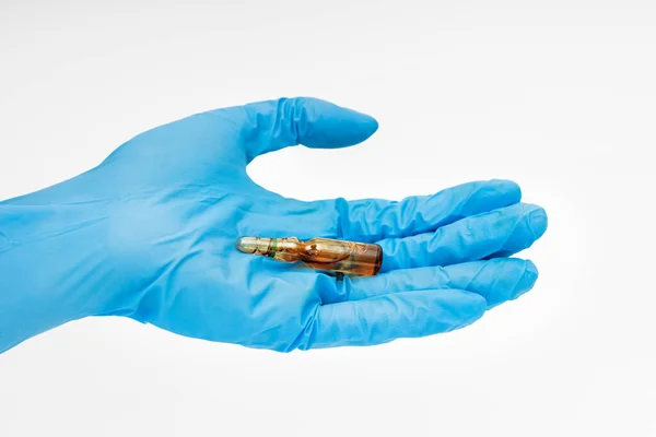 Uma Mão Uma Luva Médica Azul Mantém Uma Ampola Vidro — Fotografia de Stock