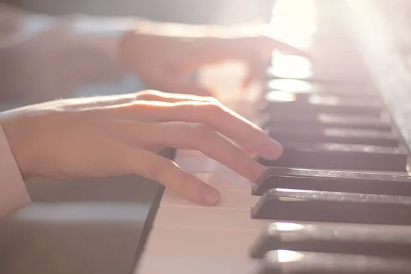 Mãos Dos Músicos Estão Tocando Piano Raios Sol Brilhantes Janela — Fotografia de Stock