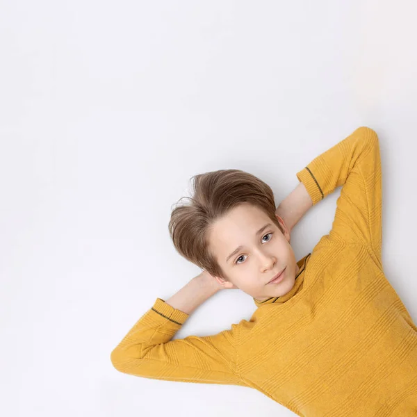 Portret Van Een Jongen Een Gele Trui Een Tiener Ligt — Stockfoto