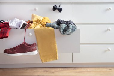 Depoda dağınıklık, genç odası.