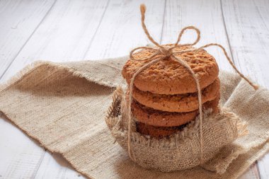 Masada halatla bağlanmış yulaflı kurabiyeler, ev yapımı hamur işleri için arka plan, tarifler.