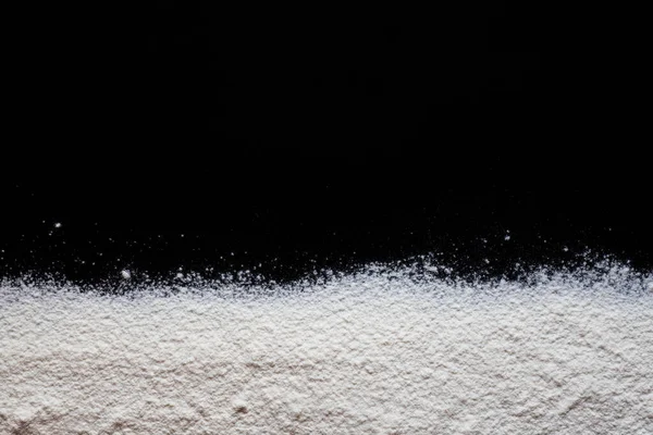 Fehér Búzaliszt Fekete Alapon Szórva Búzaliszt Textúra Sütés Főzés Háttere — Stock Fotó