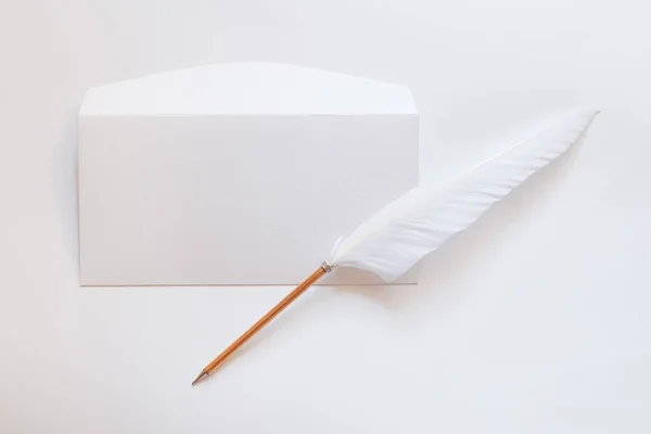 Witte Envelop Pen Retro Stijl Met Pen Brief Schrijven — Stockfoto