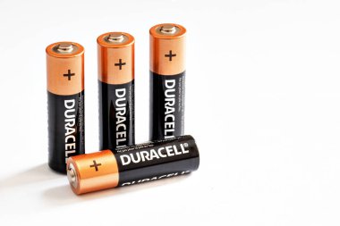 dört Duracell alkali pil, beyaz arkaplan