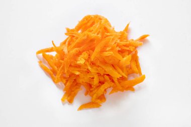 turuncu, taze, rendelenmiş havuçlar beyaz arka planda izole edilir