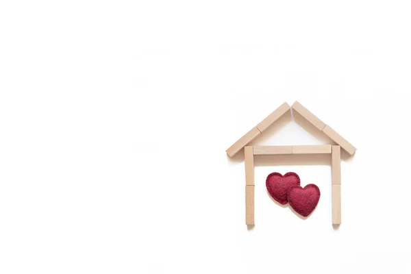 Holzhaus Aus Bauklötzen Auf Weißem Hintergrund Innen Zwei Rote Herzen — Stockfoto