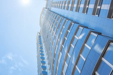 Gökyüzüne karşı apartman binası. Çok katlı yeni bir bina. Yeni inşa edilmiş apartman blokları