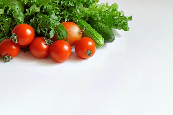 Свежие овощи и зелень на белой спине, макет — стоковое фото